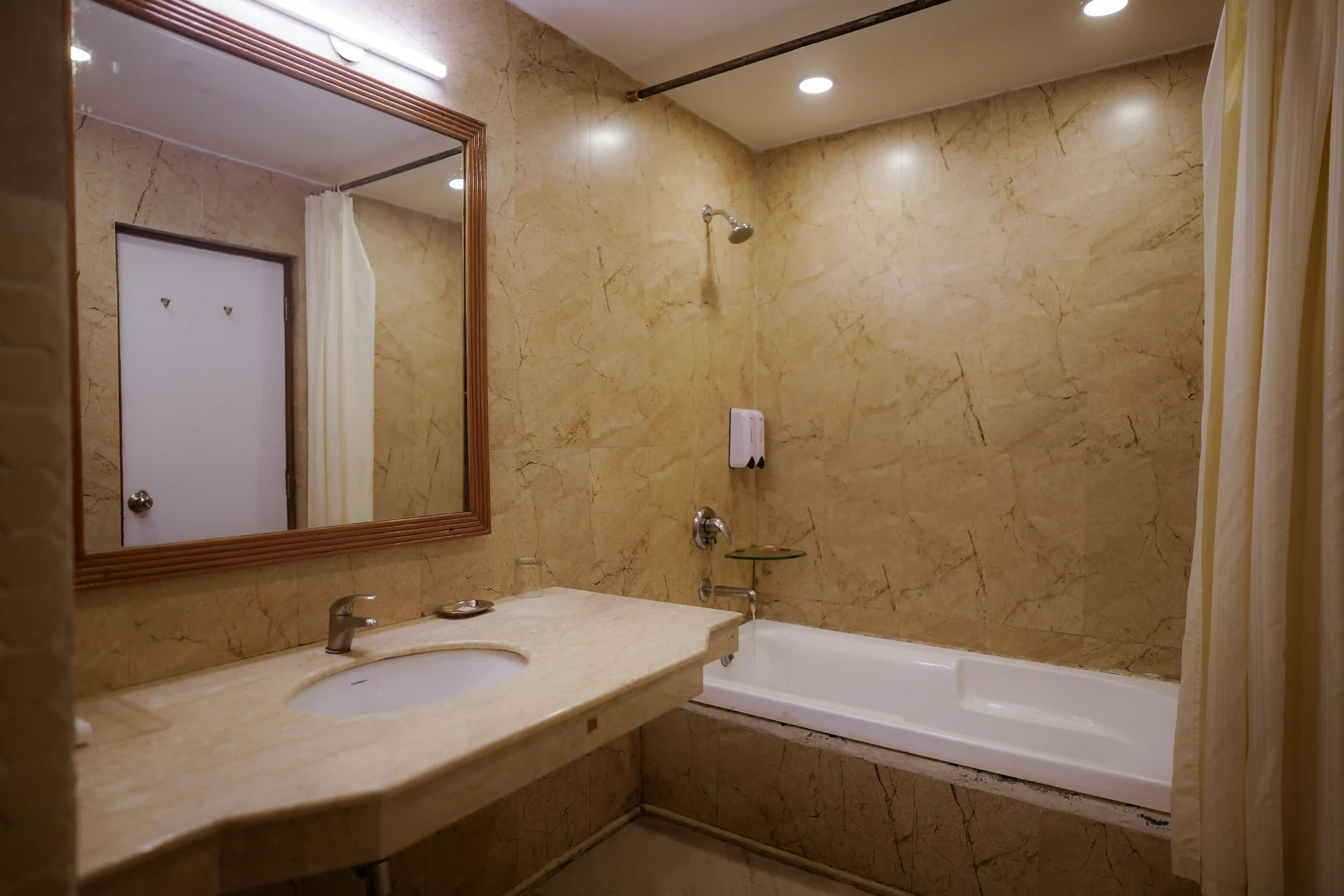 Deluxe Valley with Bathtub